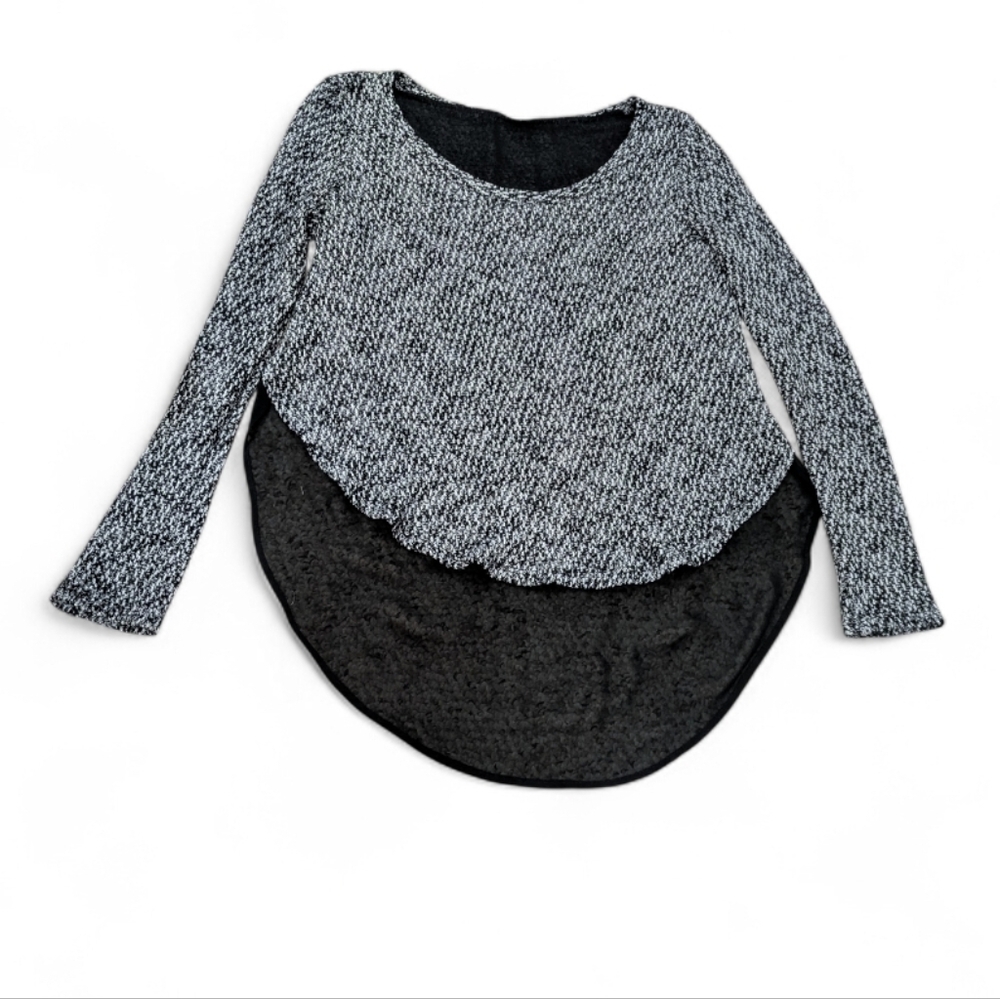 6/$15 Size S Lush Black and White Long Sleeve Knit Top